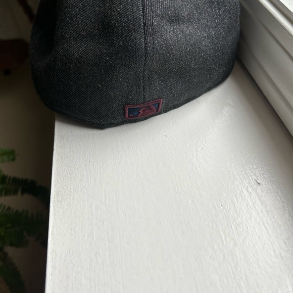 MLB New Era Boston fitted hat - size 7 3/8. - Picture 4 of 5